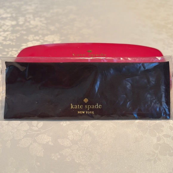 Kate Spade eyeglass case with cleaning cloth - Picture 6 of 6